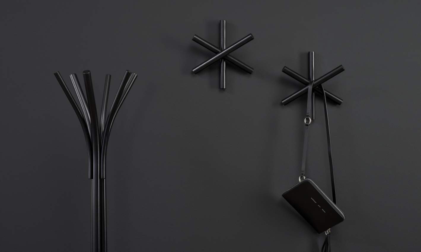Ton-coat-hook-black-wood-design-Logs