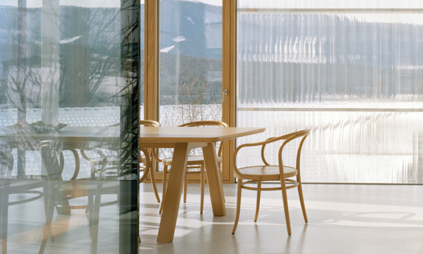 Ton-bentwood-furniture-wood-armchair-design-iconic-model-30-6