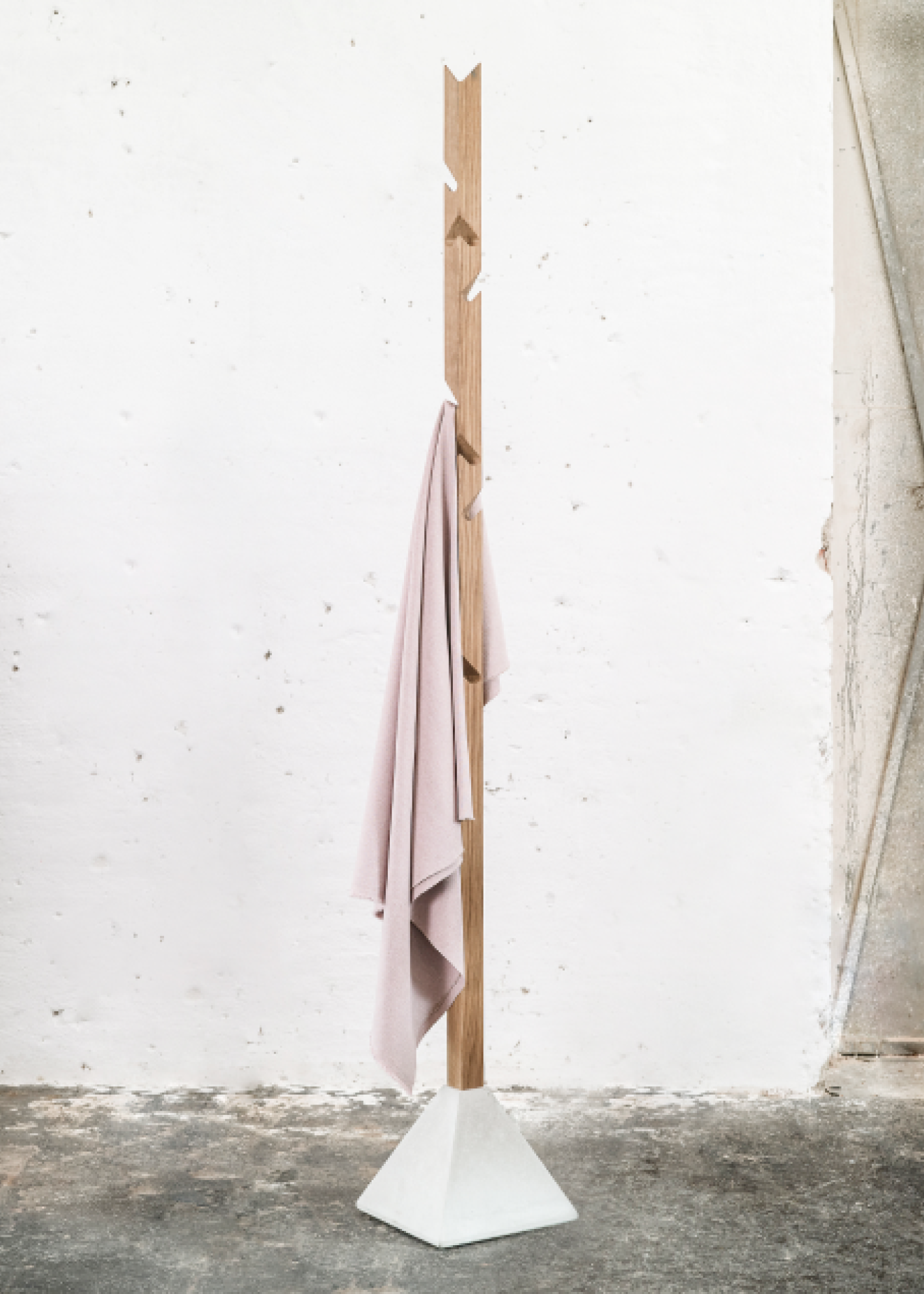 Tee-wood-concrete-coat-stand-Ton-design-4