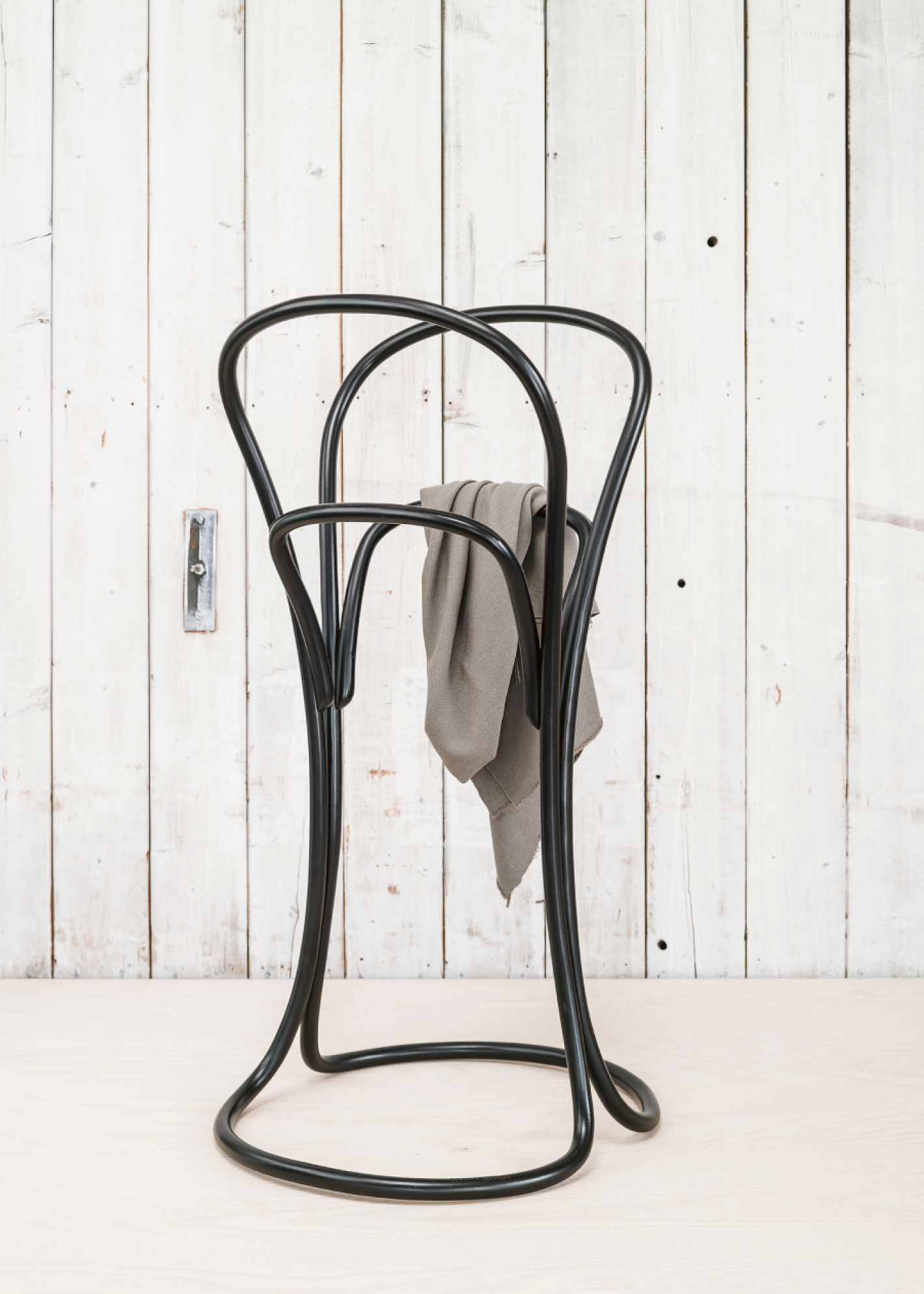 wood-bentwood-coat-stand-design-Petalo-2