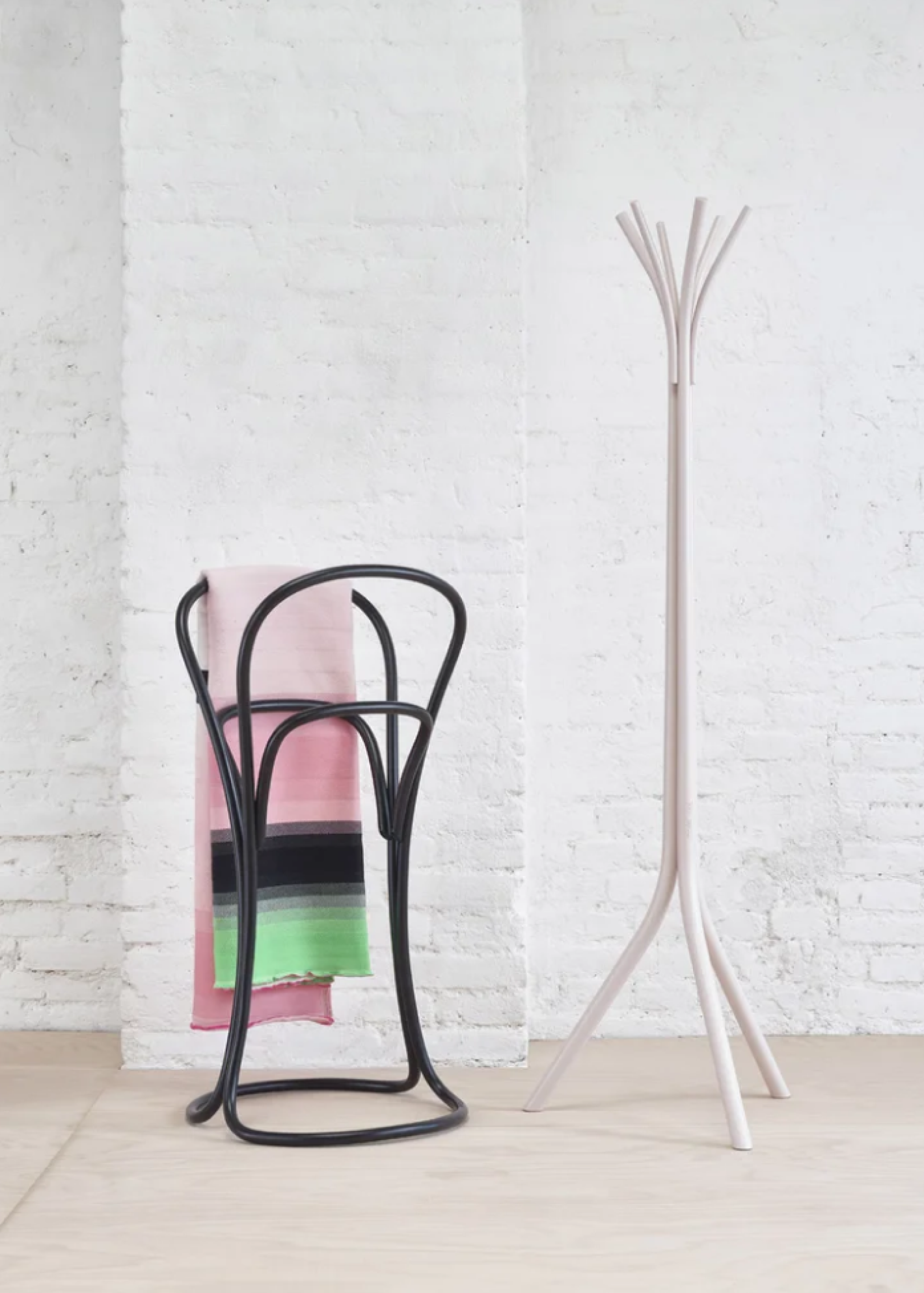 wood-bentwood-coat-stand-design-Petalo-2