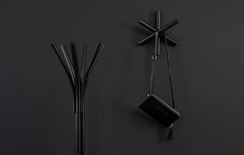Ton-coat-stand-black-wood-design-Fleur